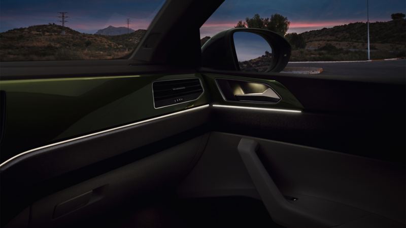 Sisätilan näkymä VW Taigossa yöaikaan. Hyvin tunnistettavissa: jälkikäteen Upgrade-toimintona hankittu Ambiente-valaistus (tehoste)