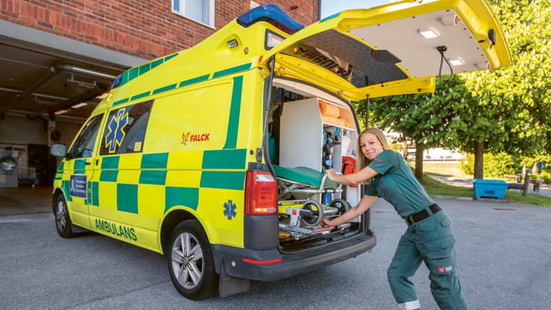 Ambulansförare Anna Ohlson kör en Volkswagen T6