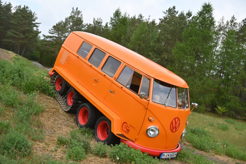 Der VW T1 Raupenfuchs fährt einen Abhang hinunter.