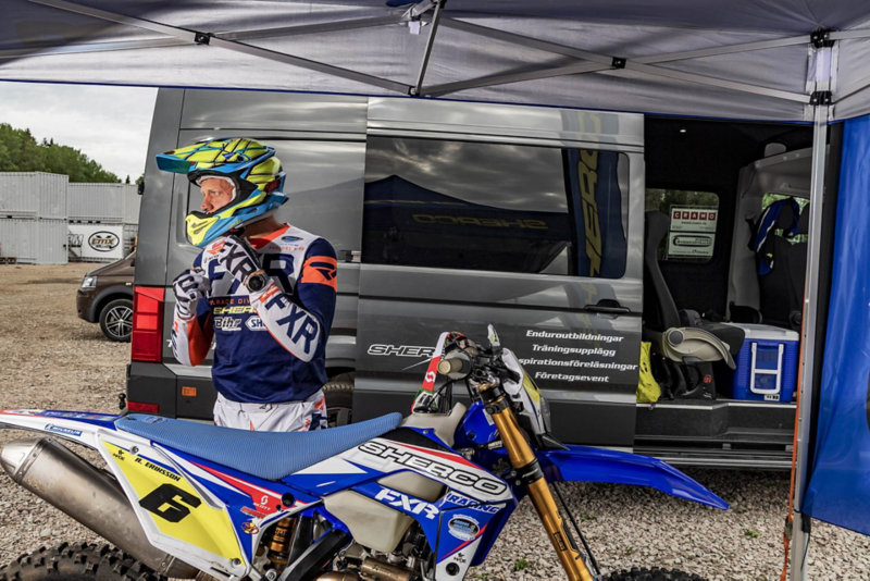 Anders Eriksson, världsmästare i enduro, byter om utanför sin Crafter
