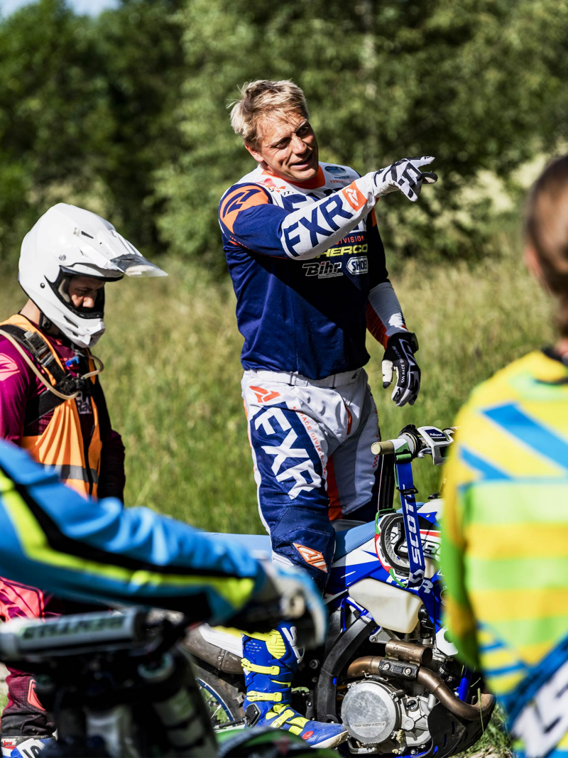 Anders Eriksson undervisar i enduro