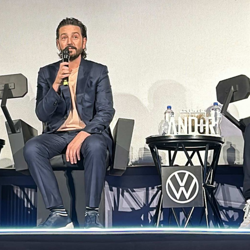 Diego Luna responde preguntas en la sección de Q&A del estreno de "Andor 2". 