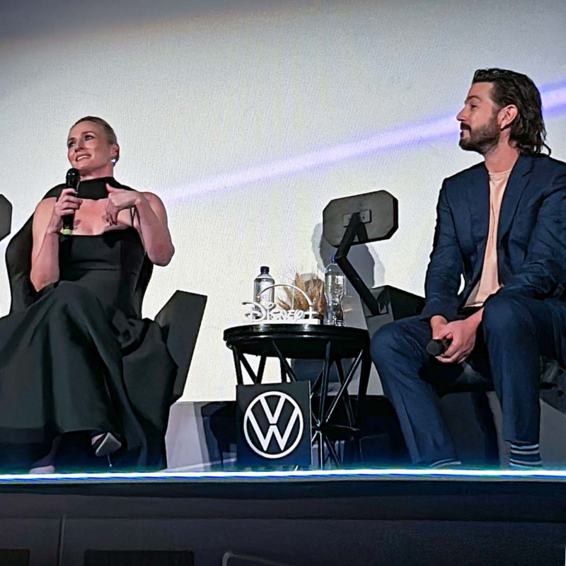 Actores de la serie de "Andor 2" conversan con la presenta en sesión de preguntas y respuestas. 