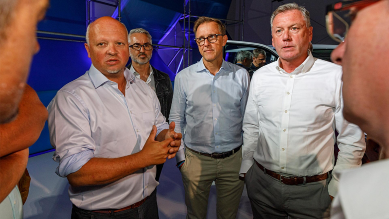 André Bertelsmeier berättar om nya Bulli T6.1 för intresserade åhörare