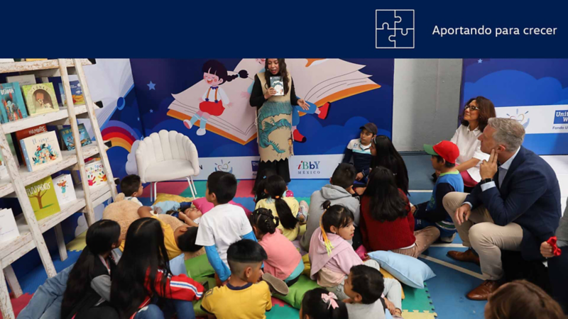Bunko, biblioteca y ludoteca para niños. Instructora realiza actividad con niños. 