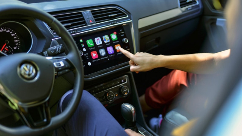 Conductor escuchando Radio Volkswagen, el podcast de VW México a través de apps Spotify y Youtube
