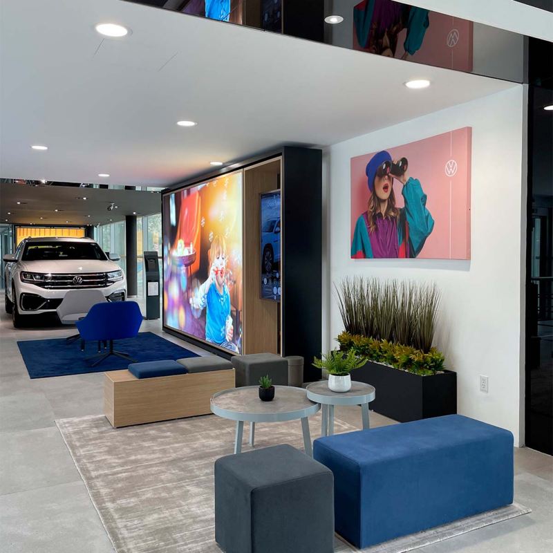Área lounge de City Store Cresta, concesionaria VW que cambiará la forma de vender autos.