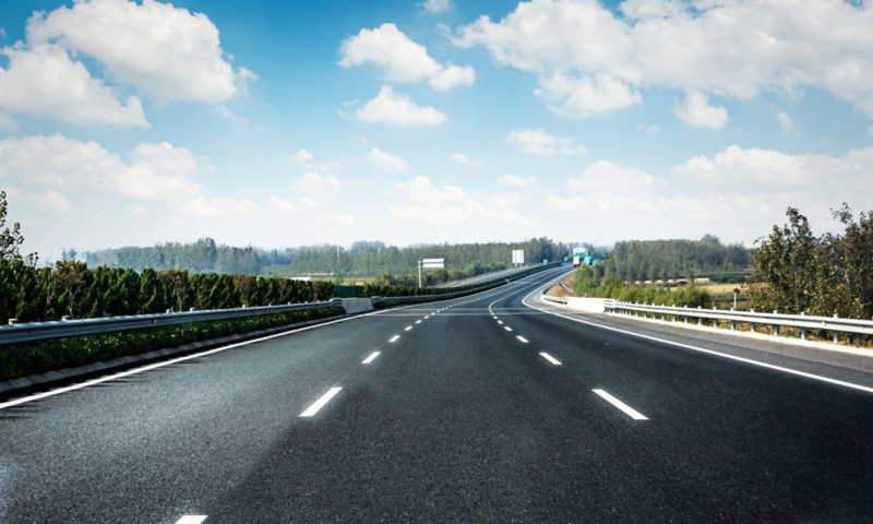 Autostrada, w tle las i niebo