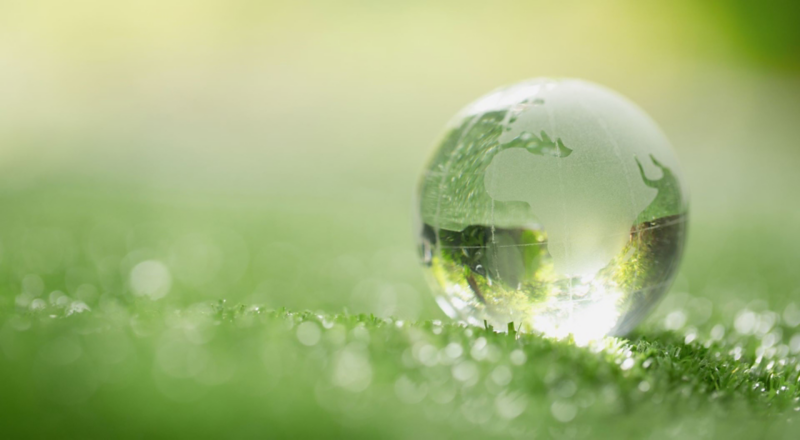 Ekologia - kula odbijająca zieleń, przypominająca planetę