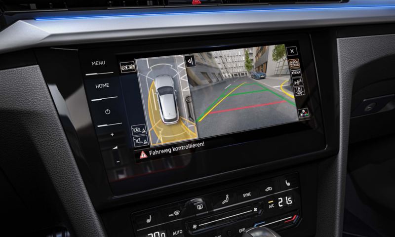 Visning af Area View (ekstraudstyr) på farvedisplayet, en VW Arteon ses oppefra, og bakkameraet med hjælpelinjer er synligt.