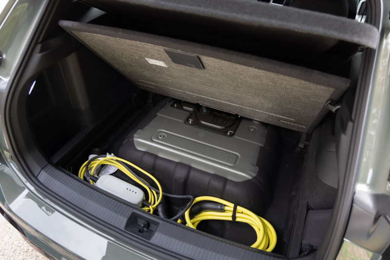 Dessous d'un coffre d'un véhicule Volkswagen hybride