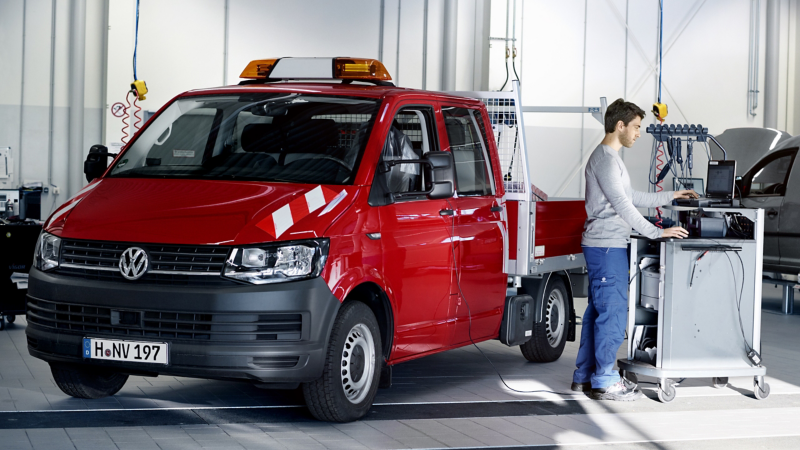Mechanik przy Volkswagen T6 Transporter z zabudową wywrotka.