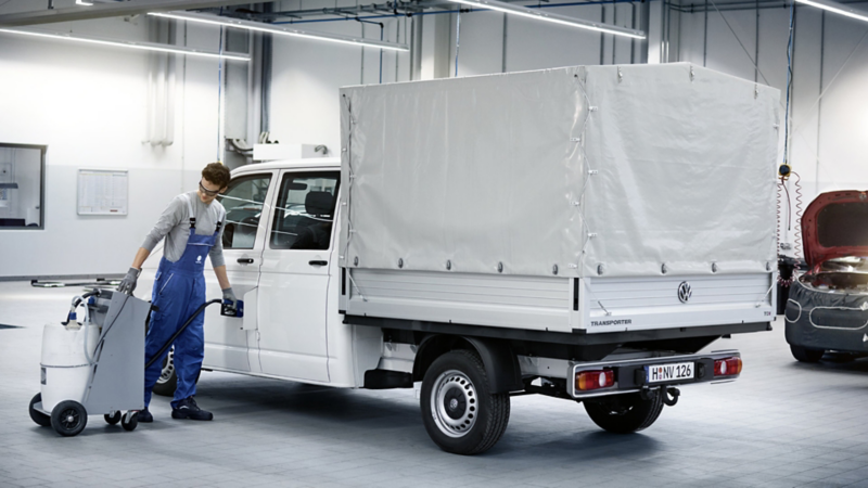 Un addetto VW in officina esegue il rabbocco di ADBlue in Transporter Camioncino.