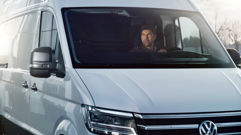 Biały Volkswagen Crafter Furgon przed Salonem Volkswagen Samochody Dostawcze.