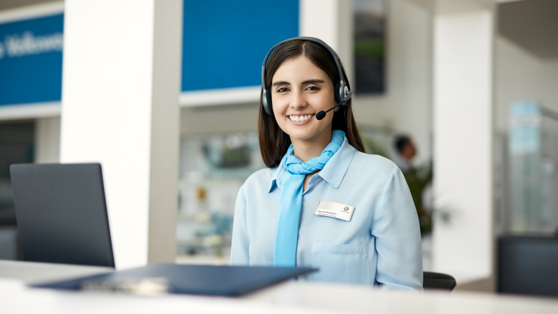 Eine junge Frau mit Headset.