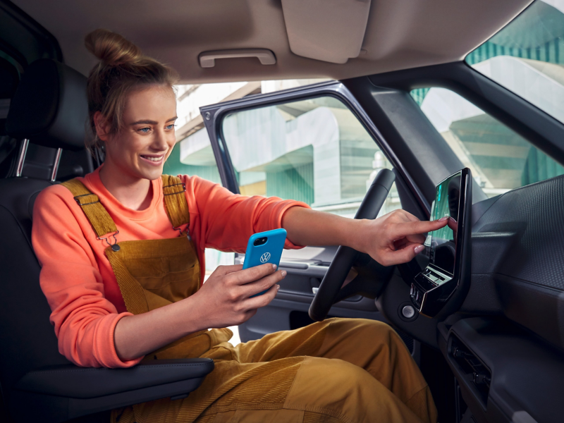 Une femme gère la recharge grâce au tableau de bord du Volkswagen ID. Buzz.