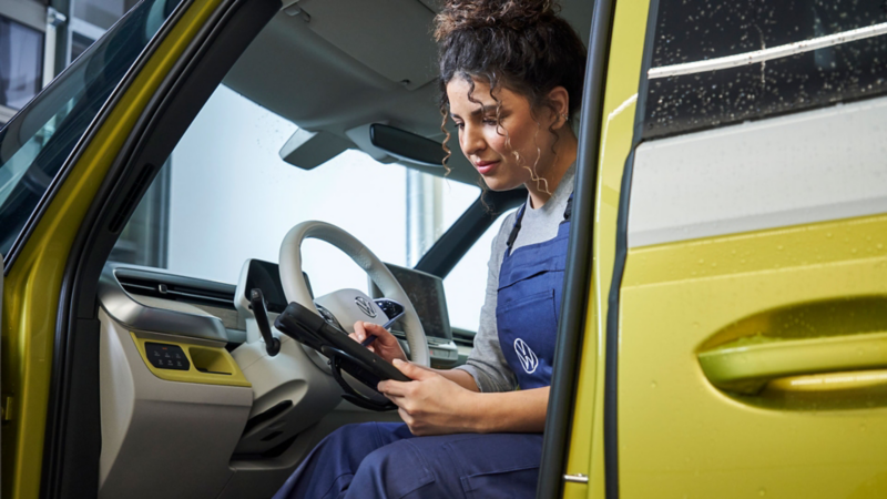 Un'addetta Volkswagen fa un check all'interno di un veicolo commerciale.