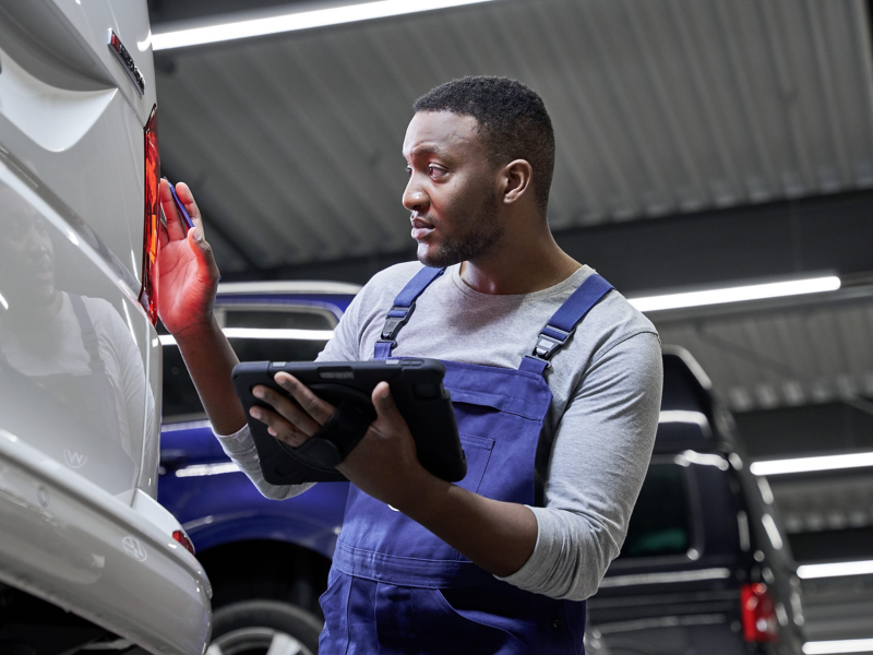 Die Scheinwerfer eines VW Multivan werden geprüft.