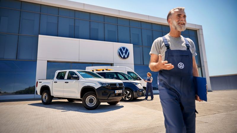 Un addetto VW accoglie i clienti