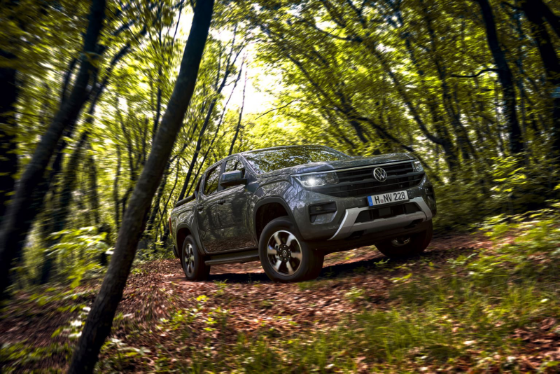 VW Amarok jedzie po leśnej ścieżce.