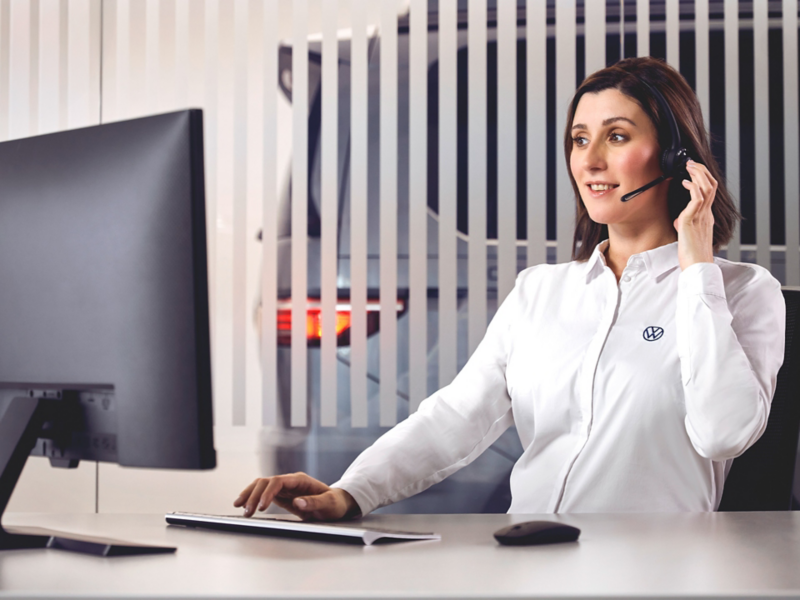 Eine Frau des Volkswagen Notdiensts telefoniert.