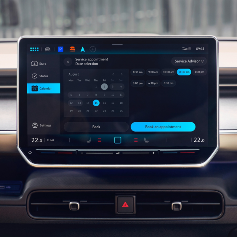 Das Display eines Fahrzeug-Infotainmentsystems zeigt eine Benutzeroberfläche zur Auswahl von Datum und Uhrzeit für einen Servicetermin.