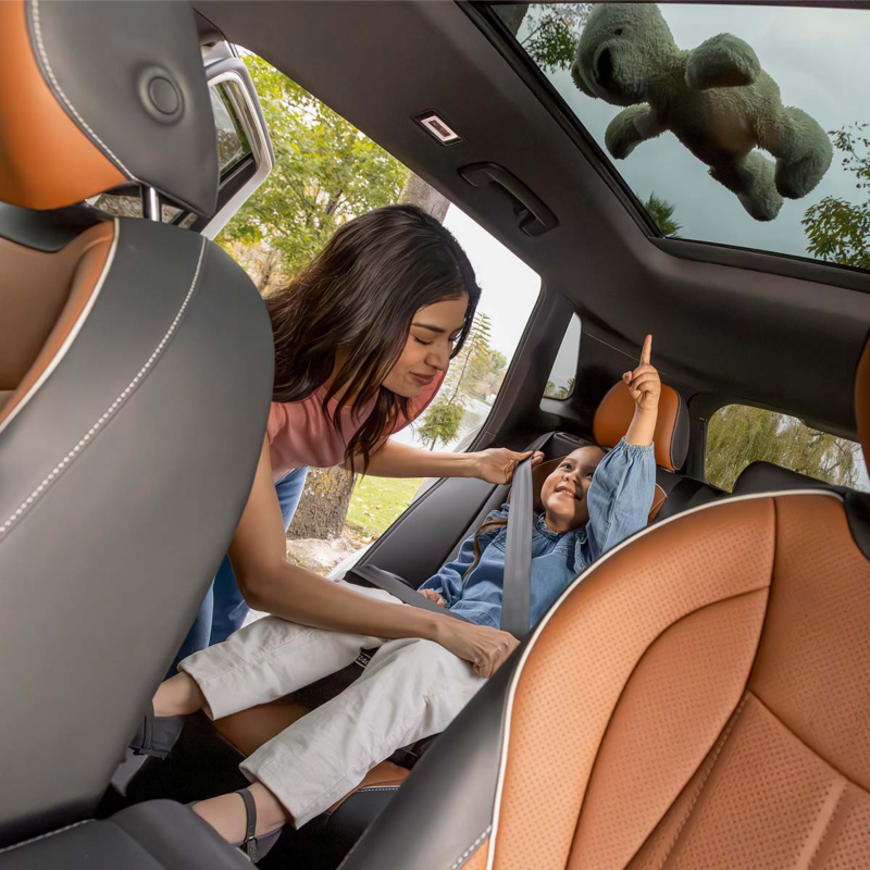 Madre e hija en automóvil asegurado con el mejor seguro de autos de Volkswagen