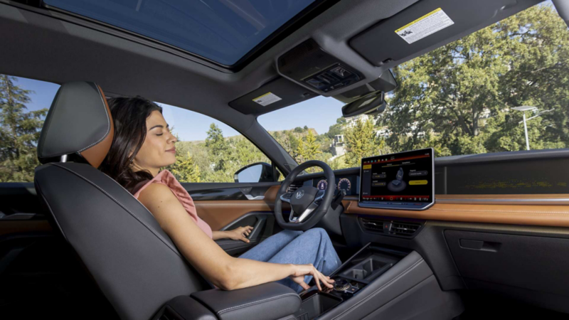 Conductora de Nuevo Tiguan 2025 disfruta masaje con la función masajeadora de los asientos delanteros. 
