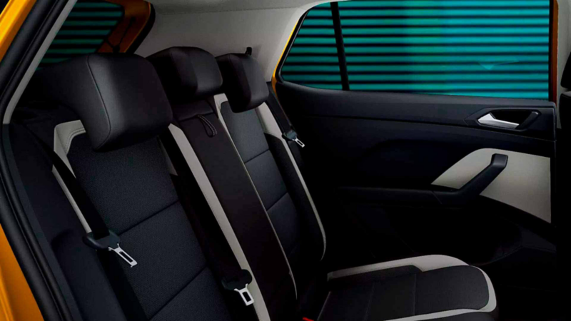 Asientos traseros de SUV T Cross 2022, con vestiduras en colores negro y gris.