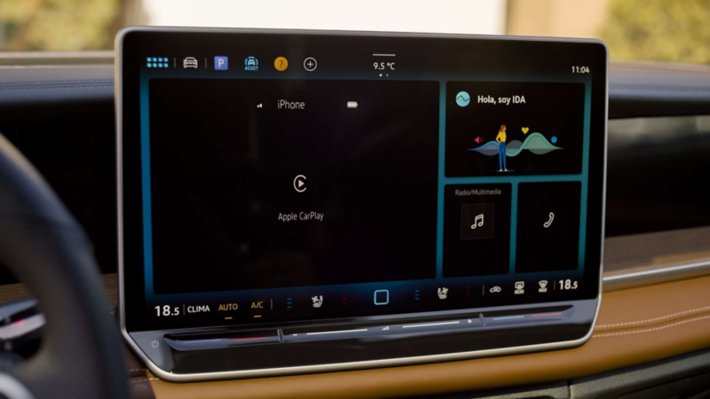 Pantalla touch de Tiguan 2025 muestra uso de IDA, el asistente de voz para mejorar tu experiencia de manejo. 