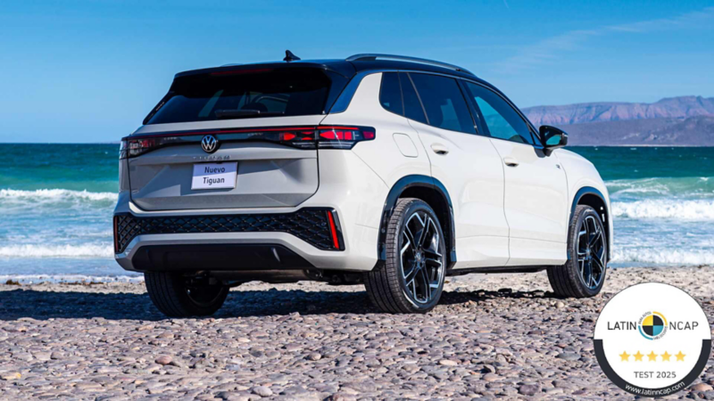 Nuevo Tiguan 2026. Vista trasera de SUV en color exterior blanco frente al mar. 