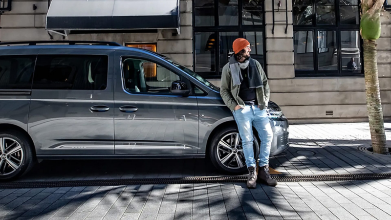 Una persona apoyada en su furgo Volkswagen