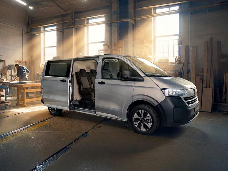 Un Transporter T6.1 de ocasión aparcado en el interior de un taller con el portón abierto