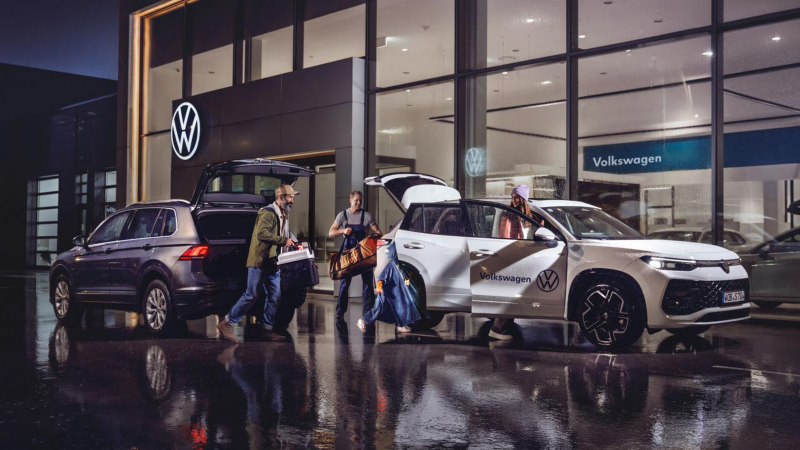 2 VW stationnées devant une concession