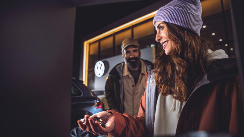 2 personnes devant une concession