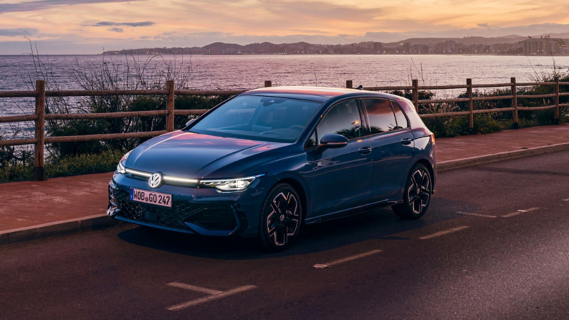 Une VW Golf stationnée