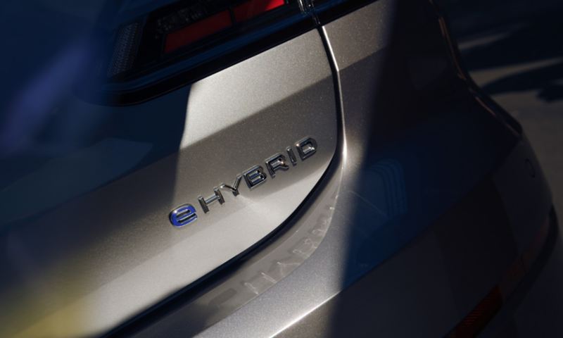 Nærbillede af eHybrid mærket bagpå en Volkswagen bil