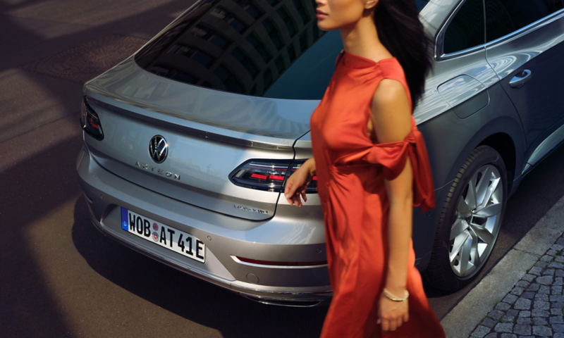 Den grå Plug-in Hybrid VW Arteon eHybrid set bagfra