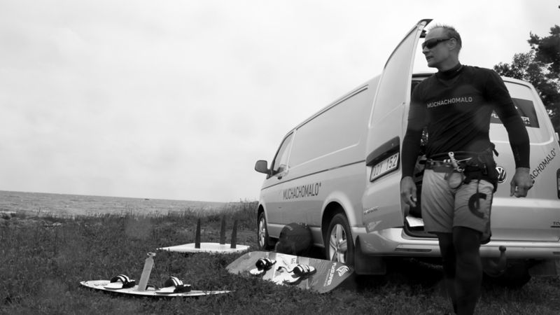 “Surfbussen” är utrustad med både fyrhjulsdrift och DSG-växellåda, och har plats för en hel hög olika brädor och kiteprylar.