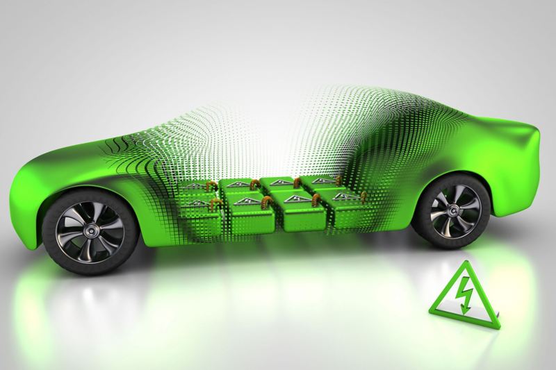 Außensicht auf ein konzeptionell dargestelltes Elektroauto, an dessen Unterboden elektrische Spannung signalisiert wird.
