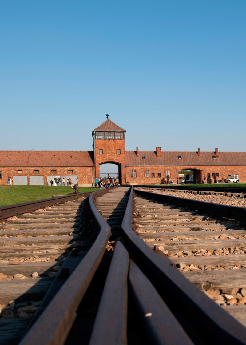 Bahnschienen die zur Durchfahrt von Auschwitz führen