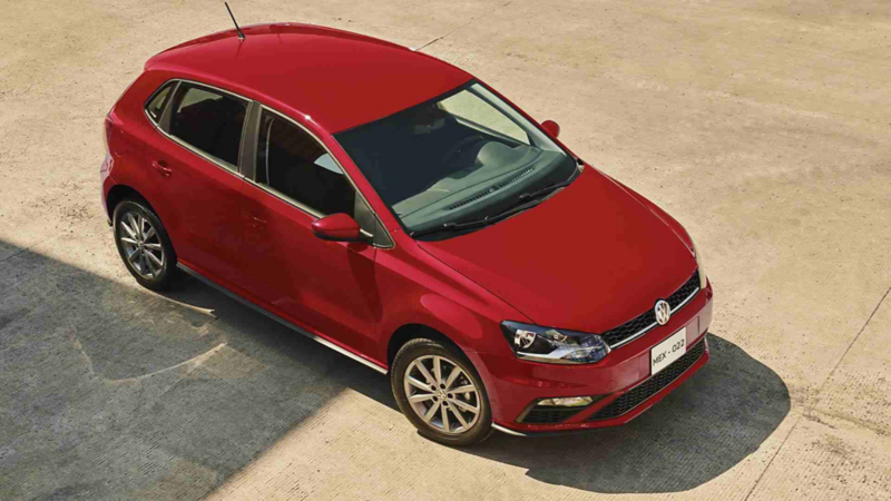 Auto hatchback de Volkswagen. Polo 2021 en color rojo. 