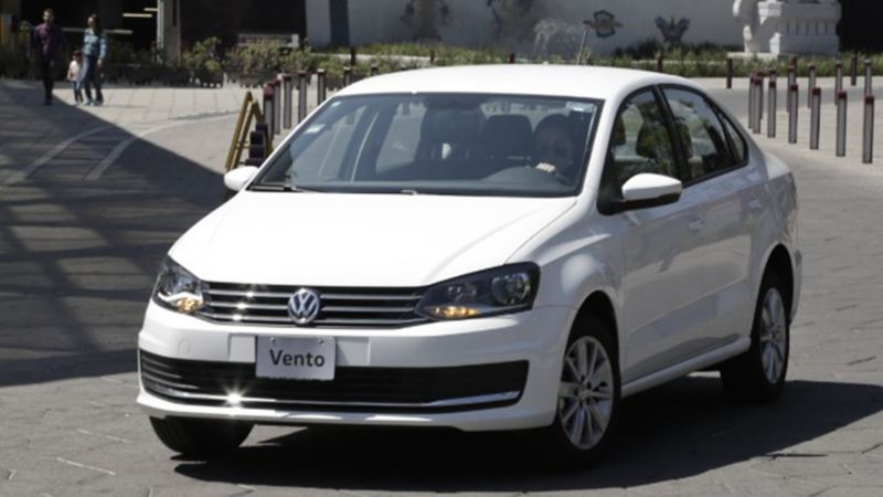 Vento Volkswagen - Auto nuevo siendo cuidado con los mejores consejos de VW