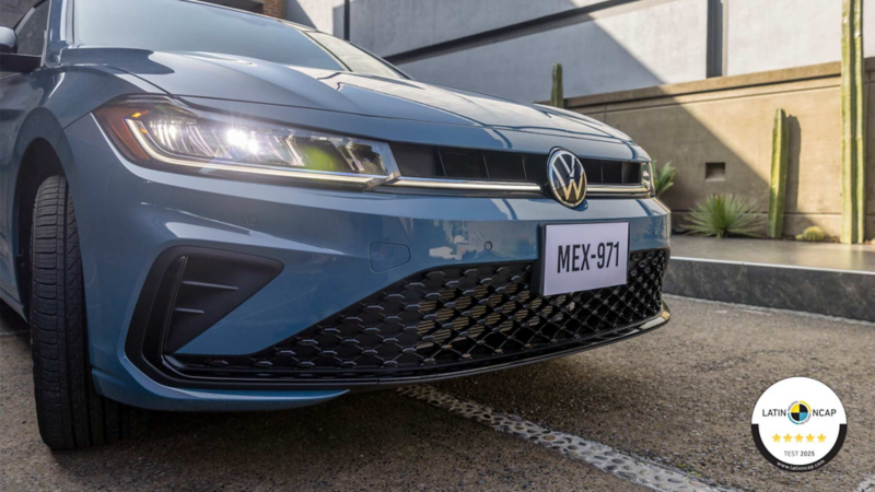 VW Jetta 2025 con luces de día encendidas.