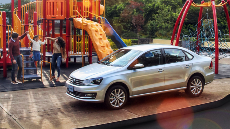 Seminuevo Vento de Volkswagen cerca de área infantil en parque público.