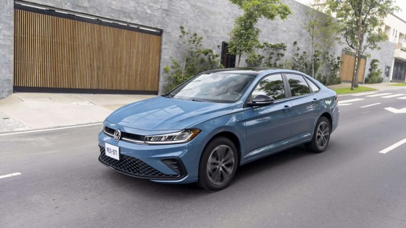 Jetta 2025. Sedán de color azul circula sobre una avenida en Ciudad de México.