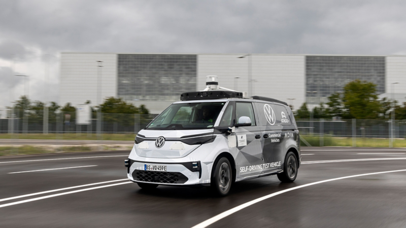 ID.BUZZ Prototyp AD fährt auf der Strasse um eine Kurve