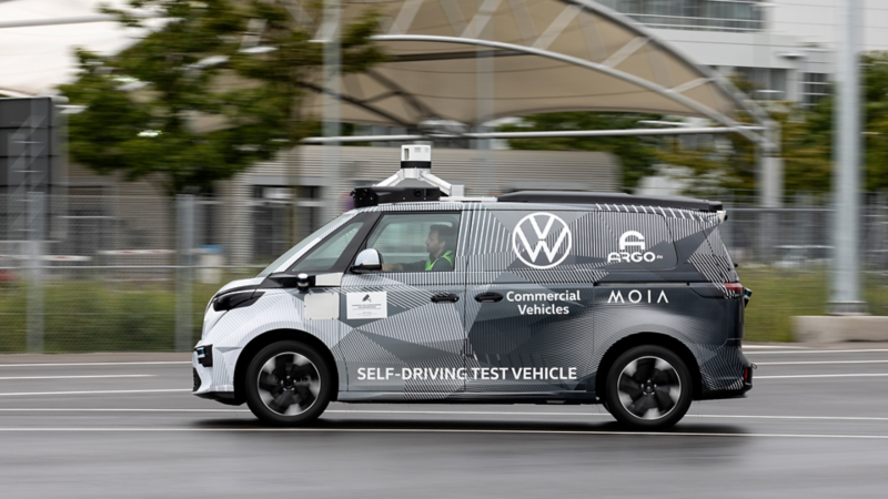ID.BUZZ AD Prototypen, von der seite zu sehen, fährt auf der Strasse