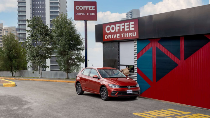 Volkswagen Polo hatchback a las afueras de una cafetería con drive thru.