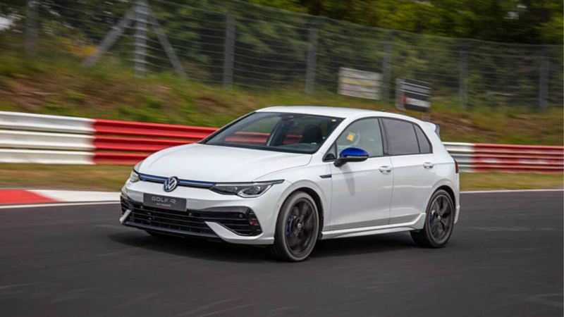 Golf R en color blanco dentro de una pista de carreras en Alemania.